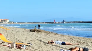 Fase 2, braccialetto anti-Covid per spiaggia e alberghi: "Duplice funzione", così l'Italia pensa all'estate