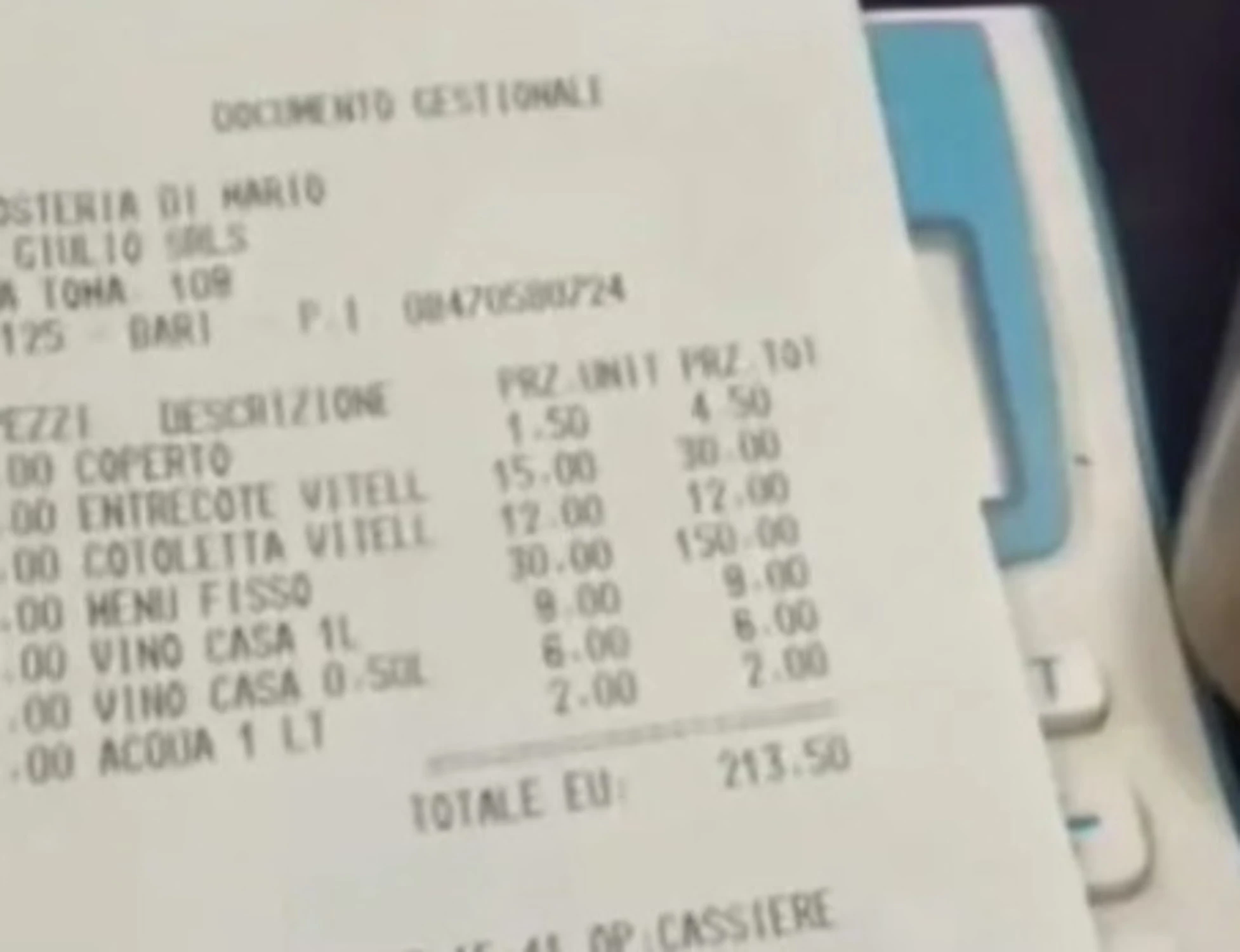 Scontrino, mangiano per 213 euro e scappano senza pagare: "Infami"