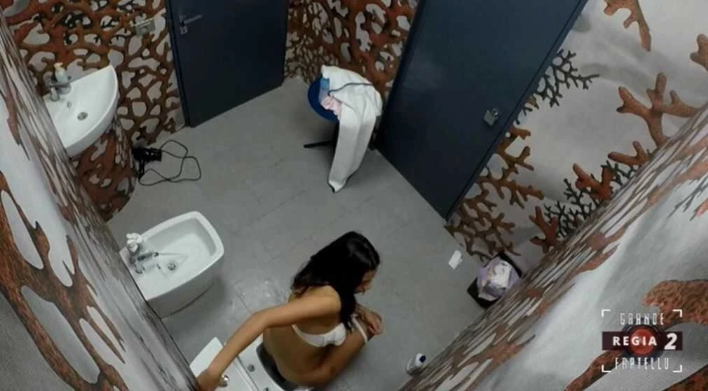 Grande Fratello, disastro osceno della regia: Alessia Preti inquadrata sul water proprio mentre...cosa si sente