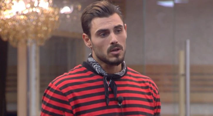 Grande Fratello vip, si toglie i pantaloncini e resta col sedere di fuori: imbarazzo totale in diretta. Chi è