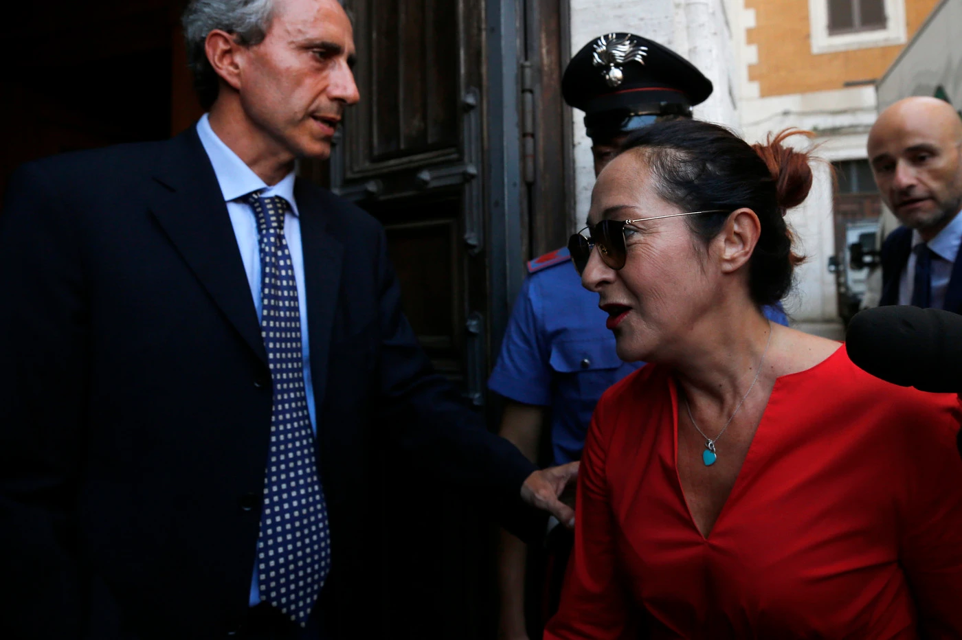 Paola Taverna a gamba tesa, la granata sul Pd: "Governo con loro? Dobbiamo sentire gli iscritti di Rousseau"