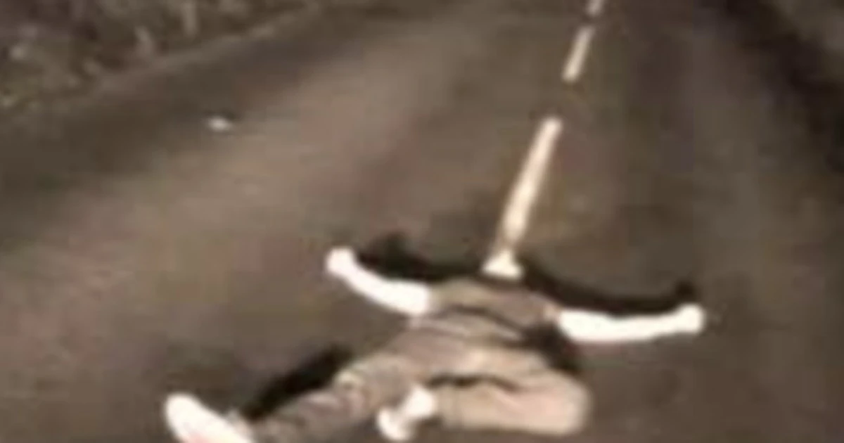 Terni, 15enne si sdraia sulla carreggiata per un video. Ma arriva un'auto: doppia follia, finale clamoroso