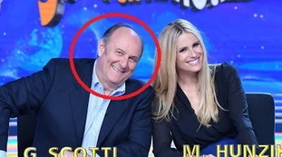 Striscia la Notizia, Gerry Scotti sculettante: colpo basso, spunta un clamoroso video