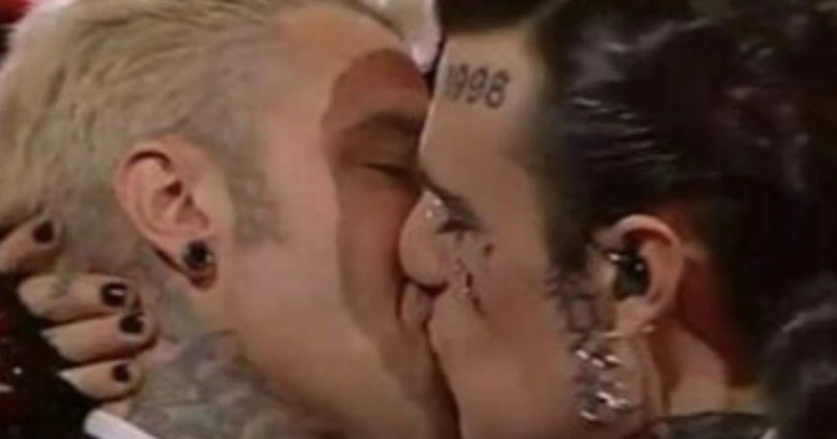 Fedez, il bacio con Rosa Chemical? “L’avevano già fatto”: la foto-choc