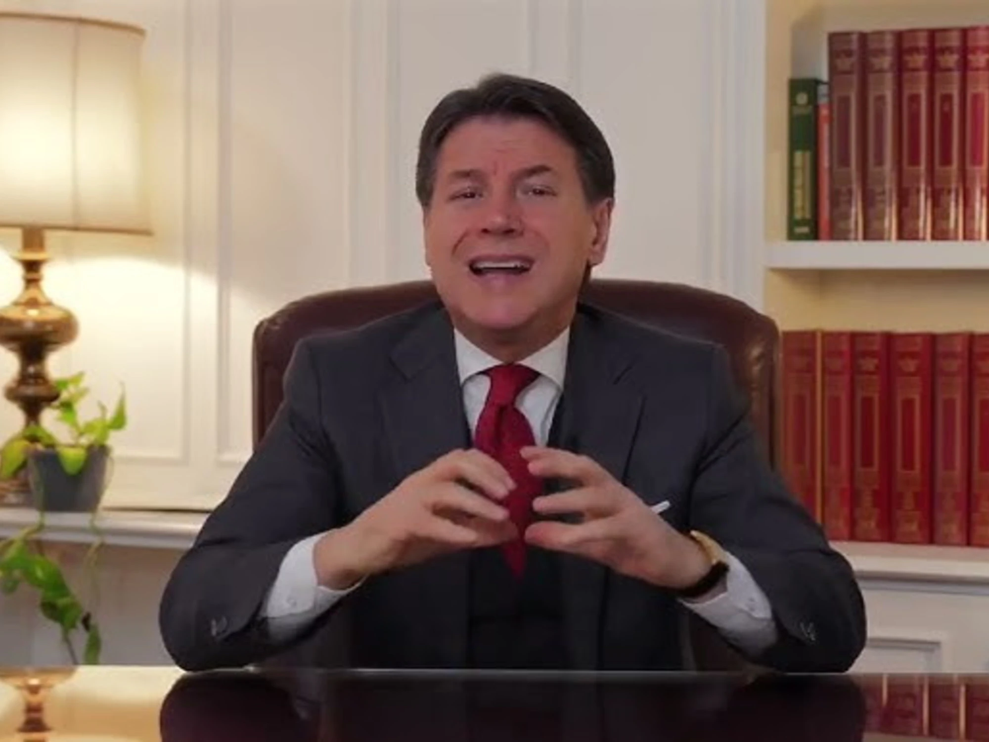 "Finge di non sapere": Fdi inchioda Conte. E lui rimedia una figuraccia