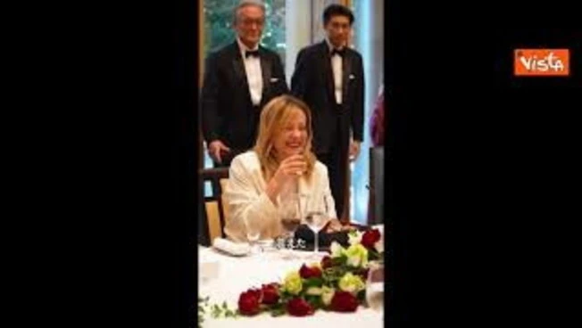 Il selfie, la torta, il brindisi di compleanno. L'incontro tra Meloni e Takaichi a Tokyo