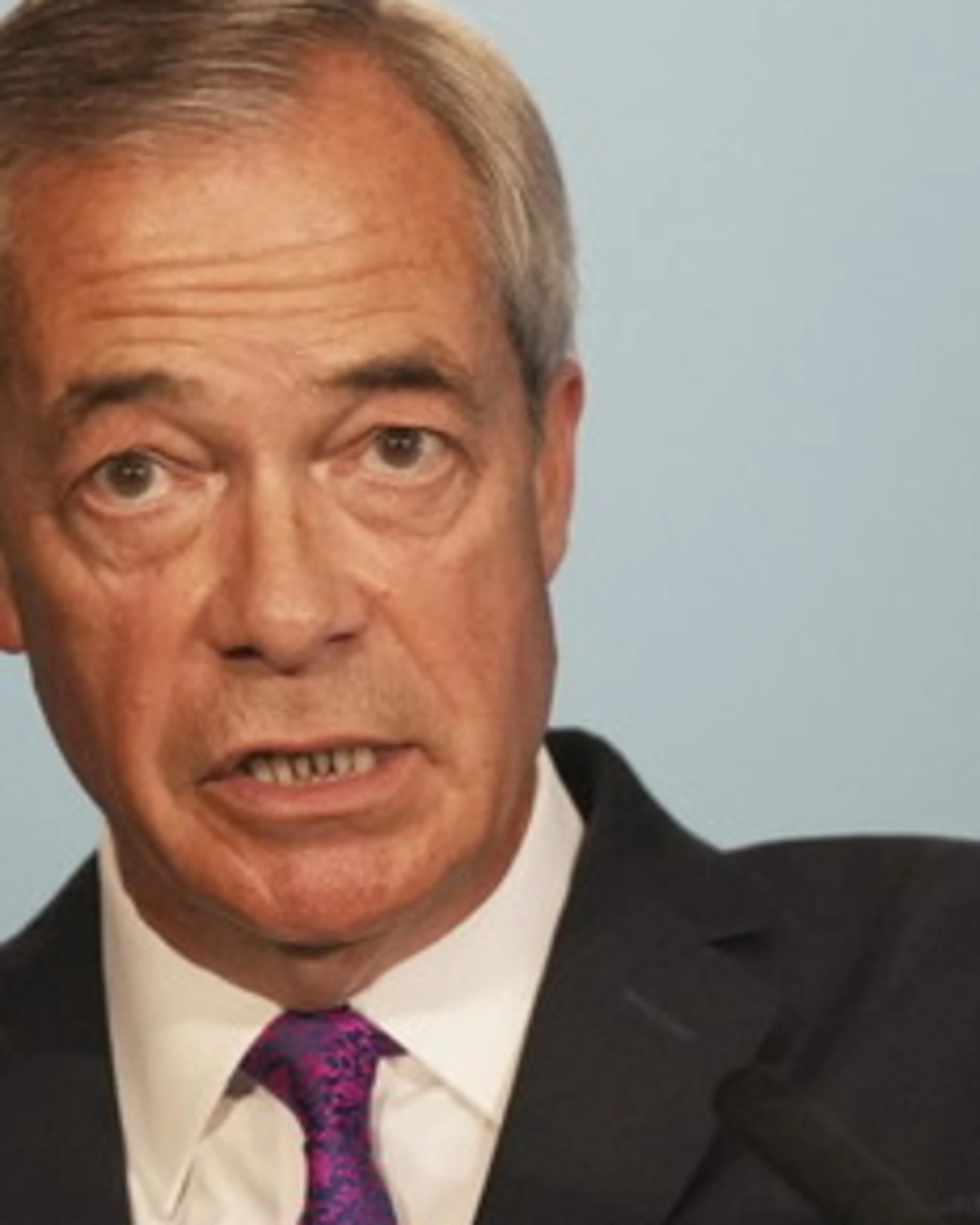 Nigel Farage in barca a caccia di migranti: il video