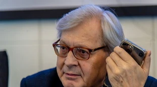 Berlusconi, Sgarbi e l'incontro top-secret: "Cosa mi ha detto su De Benedetti"