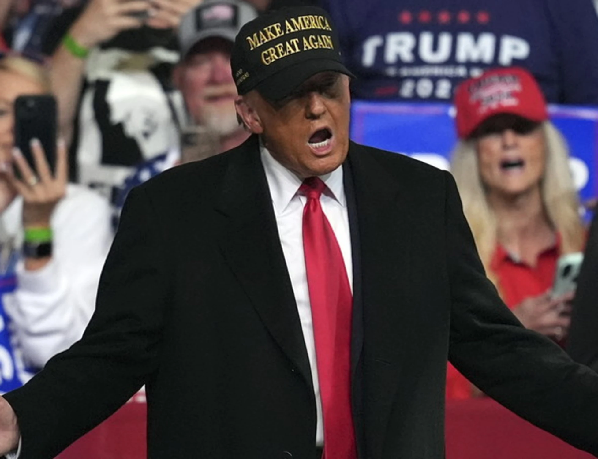Iran, Trump avverte: "Stasera colpiremo duramente. Presto anche Kharg sarà nostra"