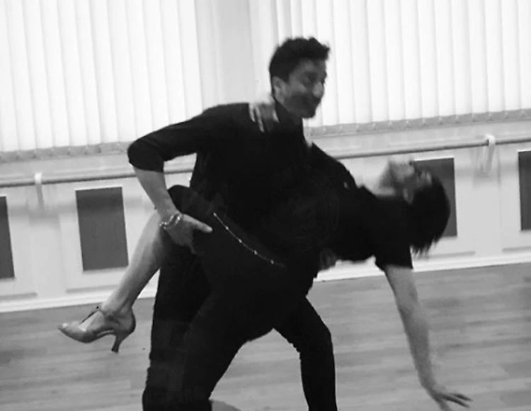 Ballando con le stelle, dal backstage la foto malandrina di Elisa Isoardi: occhio alla mano del ballerino