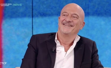 Claudio Bisio sfregia le divise, la polizia insorge: "Pericoloso"