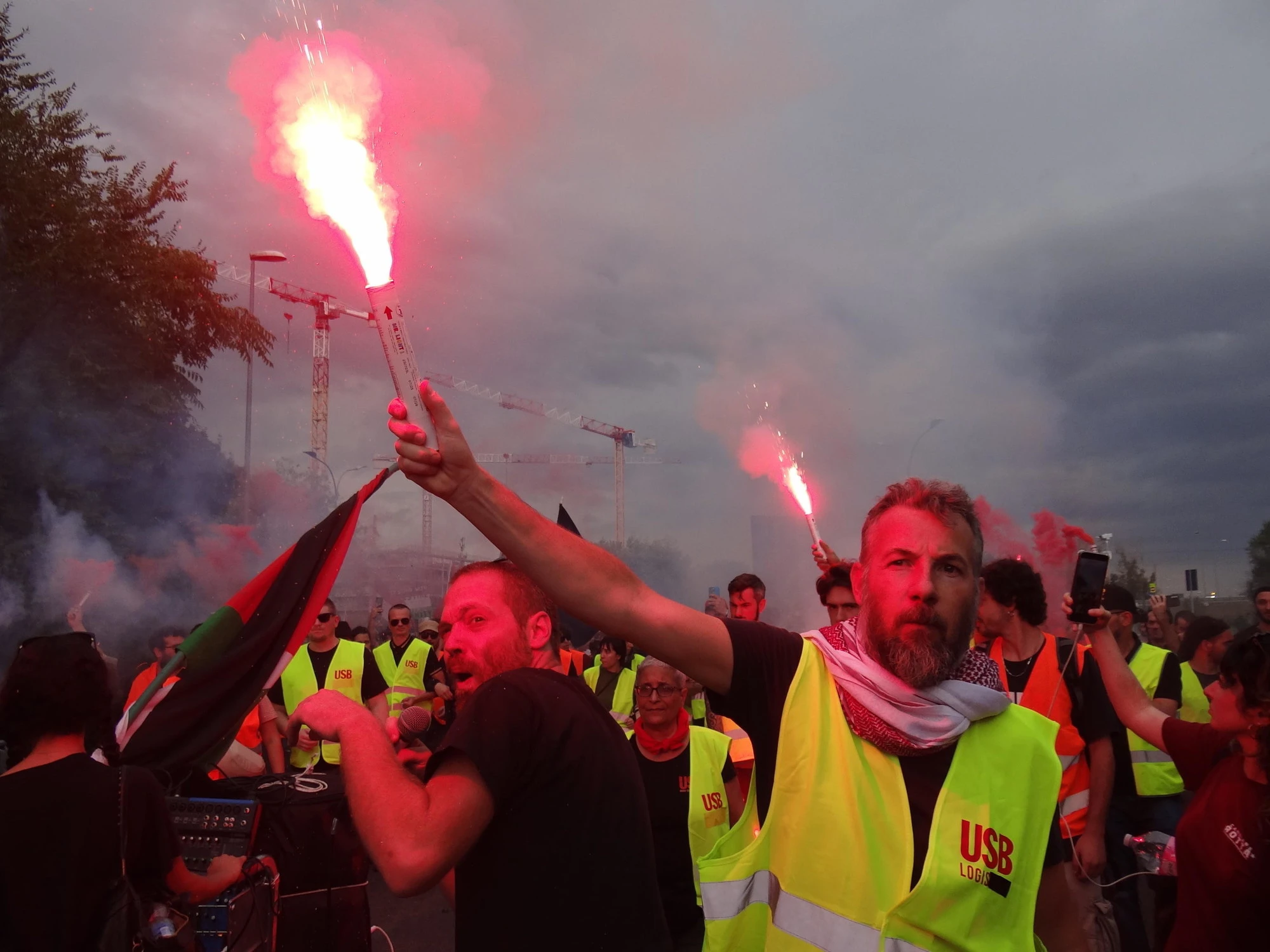 Gaza, pro-Pal bloccano l'autostrada a Bologna. Tangenziale invasa a Roma: è caos