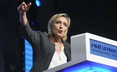Francia, Hollande sfida Marine Le Pen e si ricandida