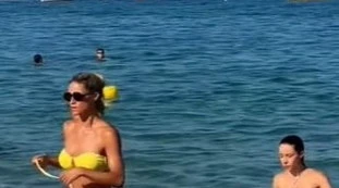 Michelle Hunziker e Aurora Ramazzotti in bikini: escono dall'acqua, la spiaggia si ferma
