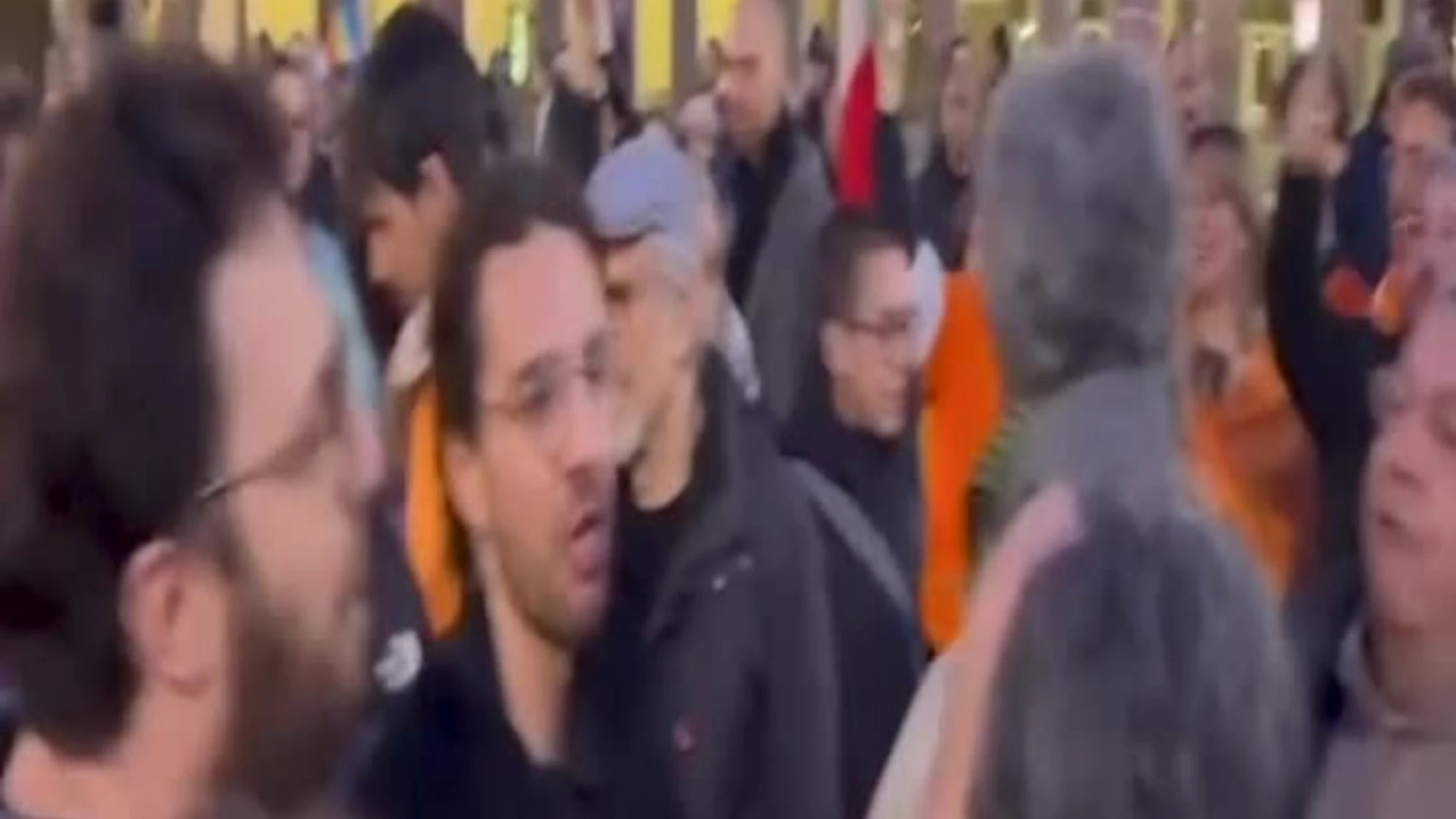 Referendum, festa in piazza per il "No"? Ma tra compagni finisce a minacce e insulti