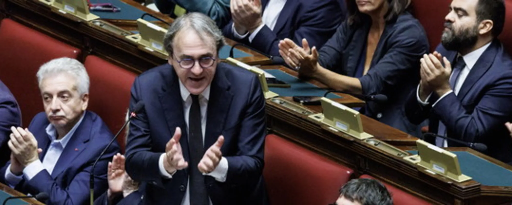 Bonelli la insulta: "Cagnolino". E Meloni lo zittisce: "Le candele?"