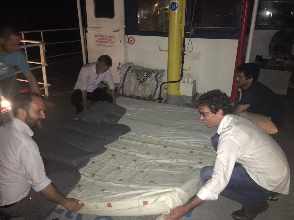 Sea Watch, Orfini e Delrio a bordo con Carola Rackete e i migranti: "Notte sotto le stelle"