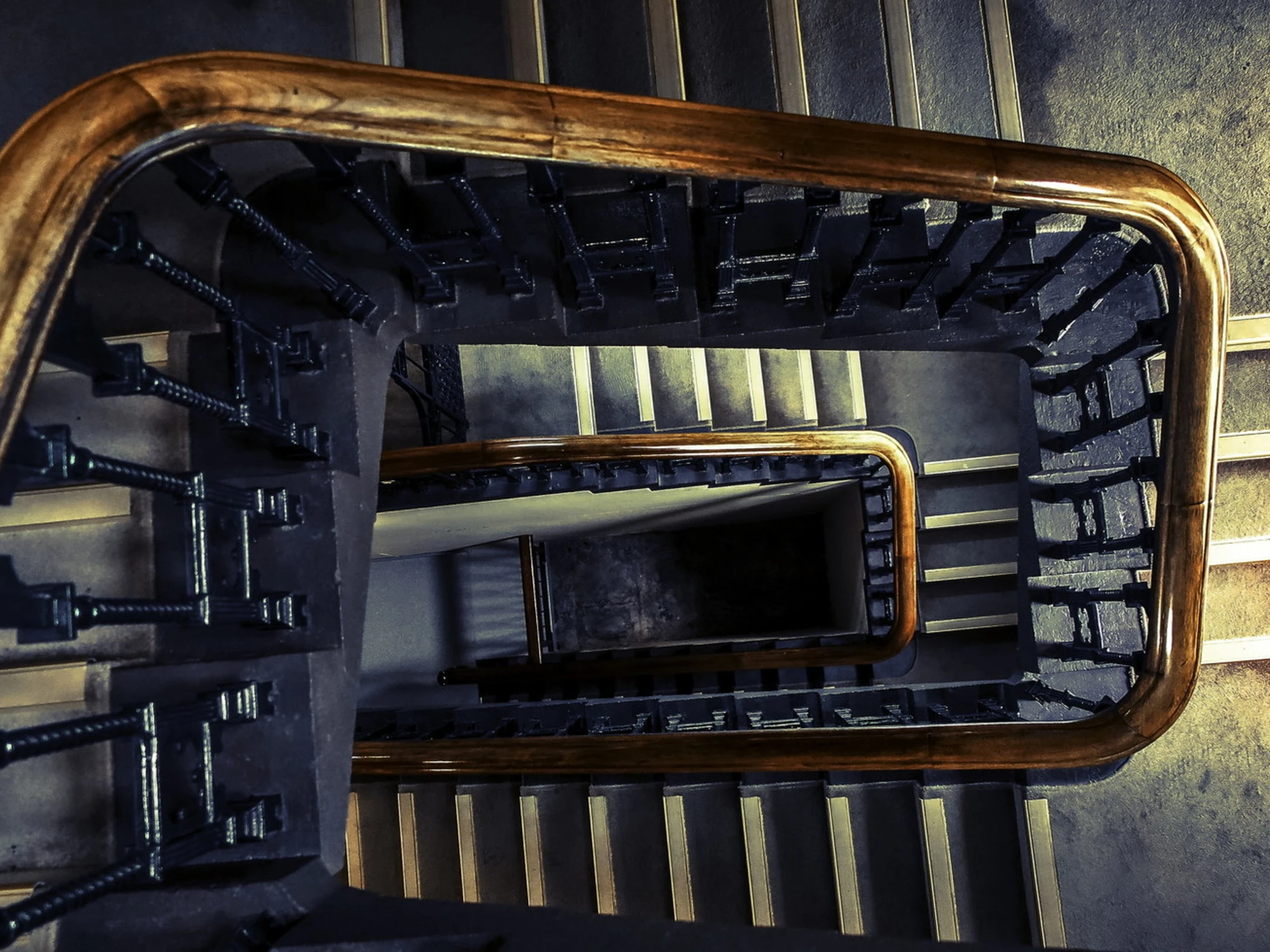 Bologna, precipita dalla tromba delle scale: morto a 12 anni