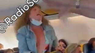 Mascherina indossata male, delirio in aereo: "Lesbica di mer***", poi botte e sputi in faccia. La vergogna di questa donna