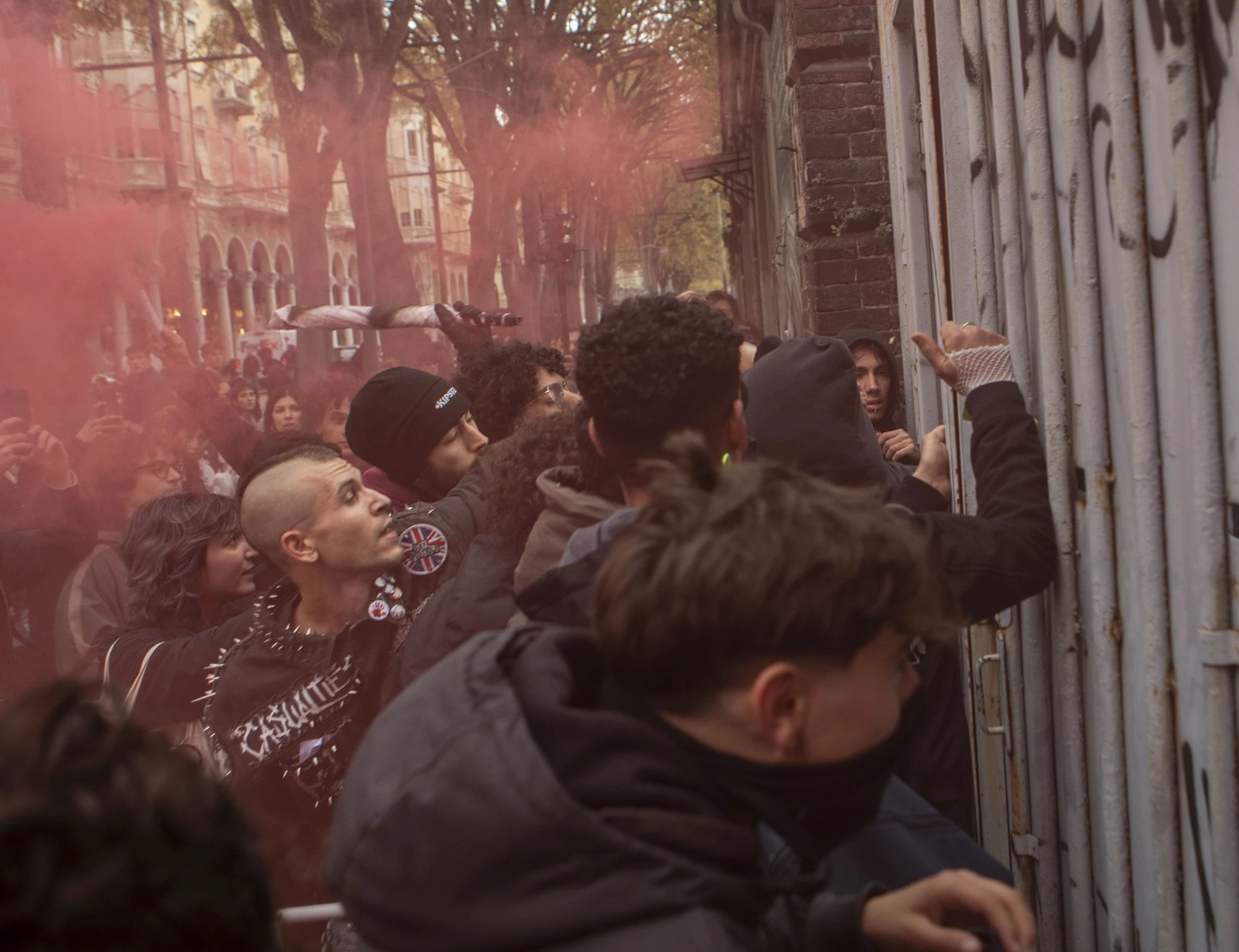 Perché non va sottovalutata la violenza gratuita degli studenti in piazza