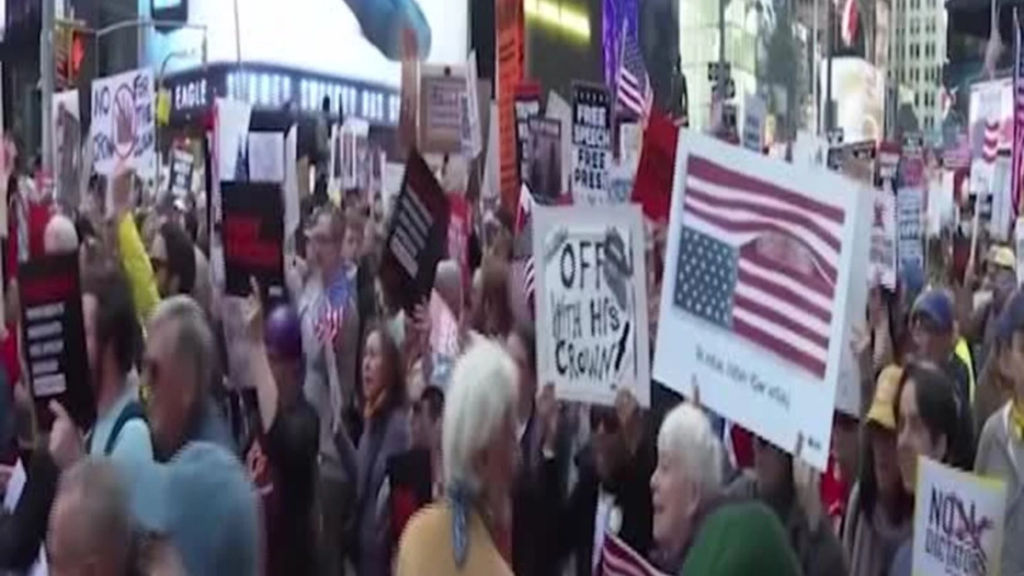 Usa, la protesta No Kings invade le strade di New York e San Francisco: le immagini