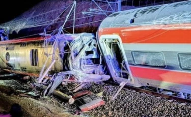 Spagna, vagoni precipitati: è strage, decine di morti