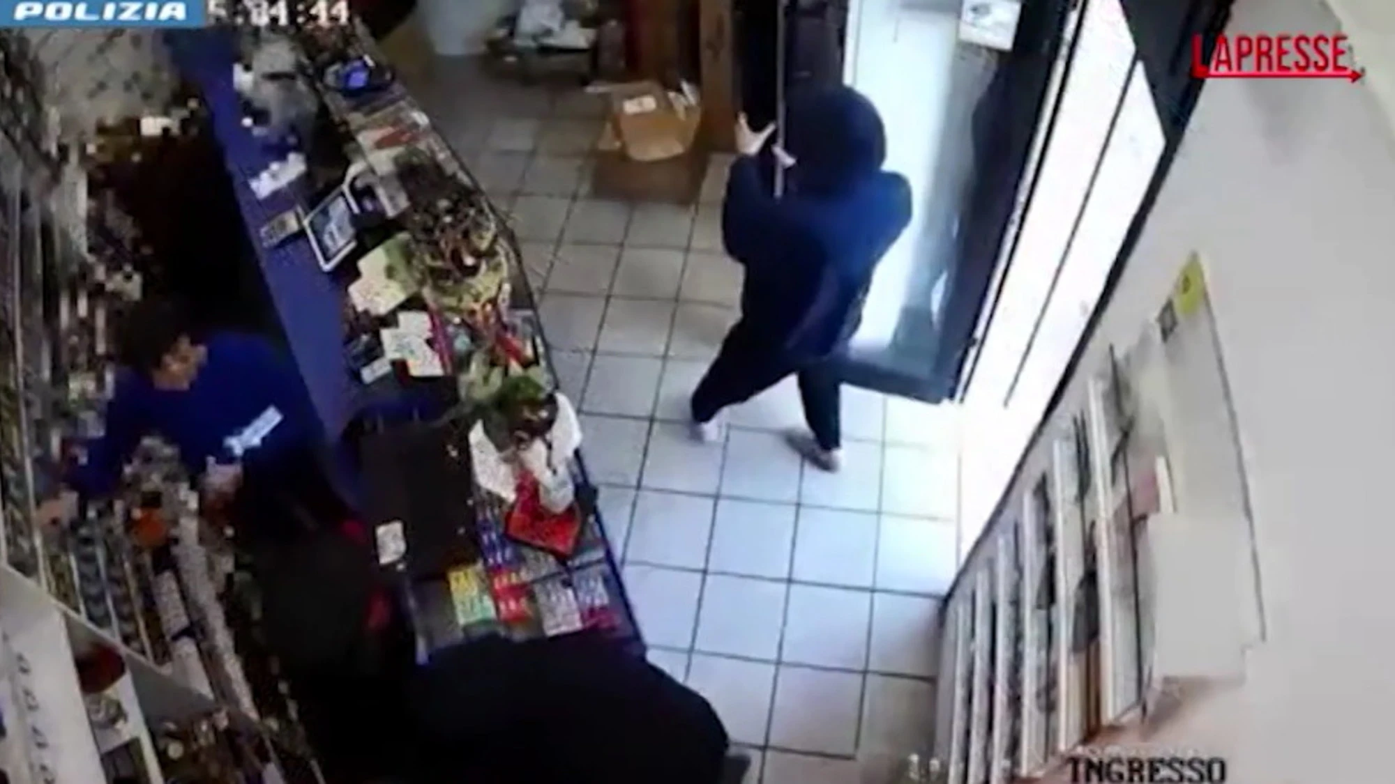 Bologna, rapina in tabaccheria: come li hanno incastrati