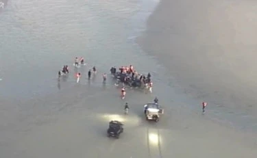 Gli immigrati clandestini assaltano la polizia francese: è allarme totale
