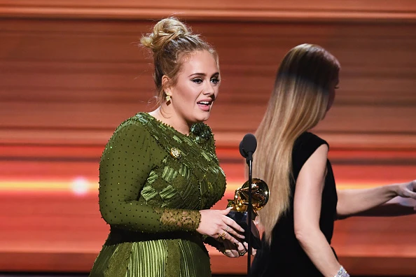 Adele Adkins, foto in spiaggia sconvolgenti: drastico calo di peso e risultato pazzesco, fan in allarme