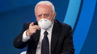 Non è l'Arena, Vincenzo De Luca querela Massimo Giletti: "Sciacallaggio mediatico, ecco i dati completamente falsi"