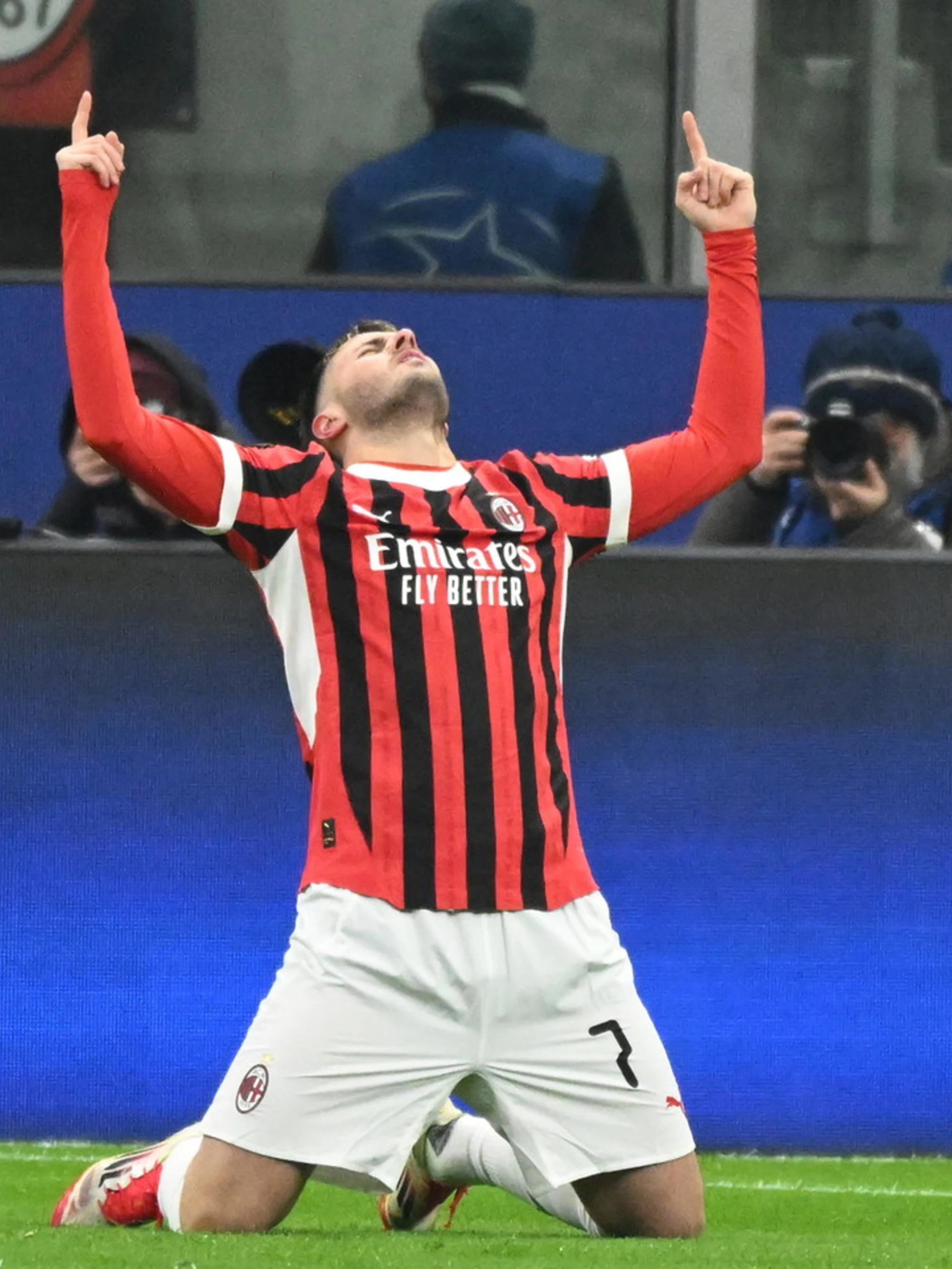 Milan, il nuovo stemma fa infuriare i tifosi rossoneri: "Una vergogna dopo l'altra". Scoppia il caso