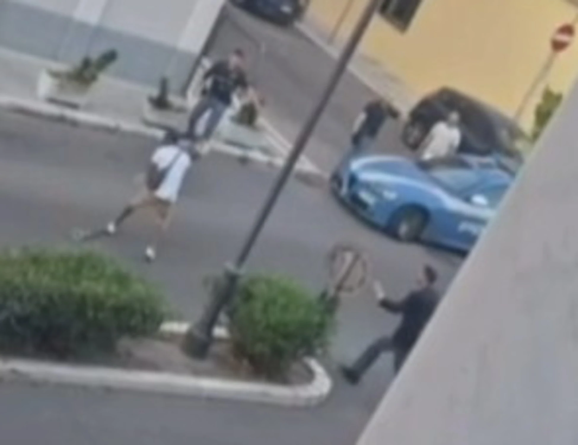 Crotone, distrugge le auto in sosta e aggredisce gli agenti: follia del nigeriano