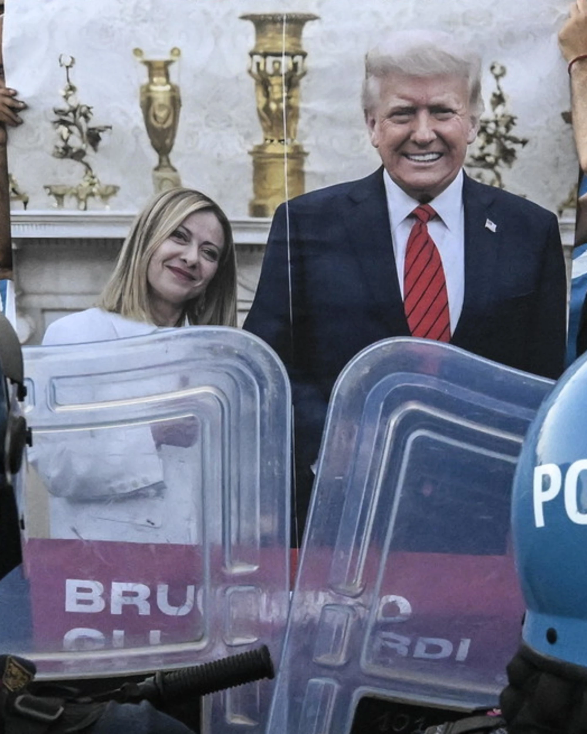 Giorgia Meloni bruciata in piazza: la follia dei pacifisti a Napoli
