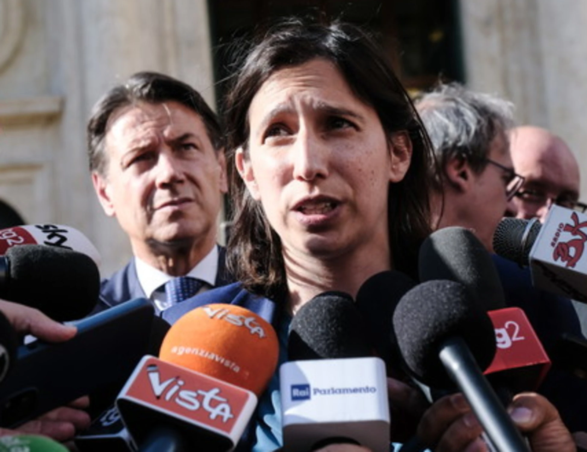 La settimana pari c’è la piazza dem, quella dispari tocca a Conte: la sinistra vive solo di questo