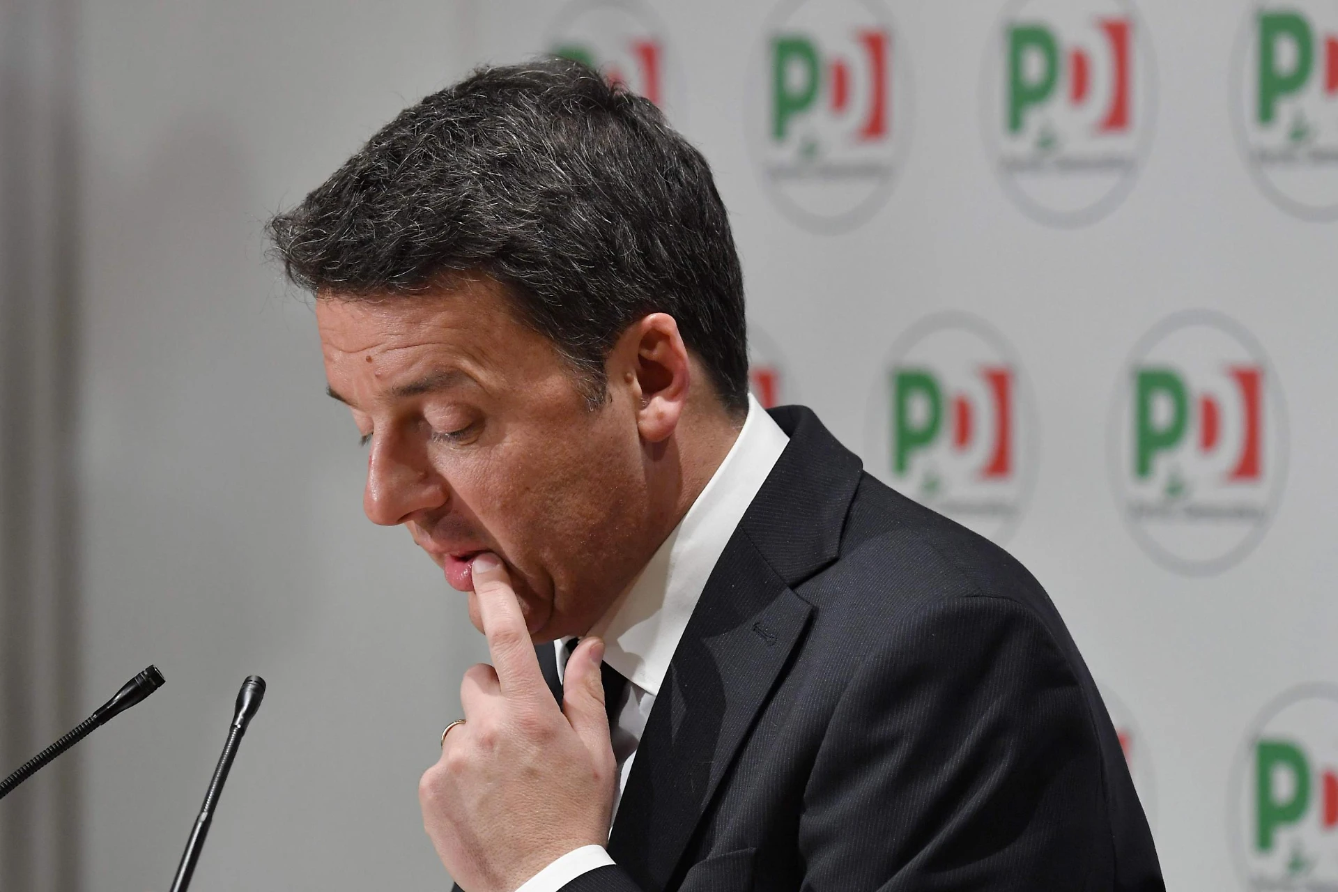 Matteo Renzi, l'ora della guerra civile nel Pd: Carlo Calenda candidato alla segreteria, lo spingono Veltroni e Prodi