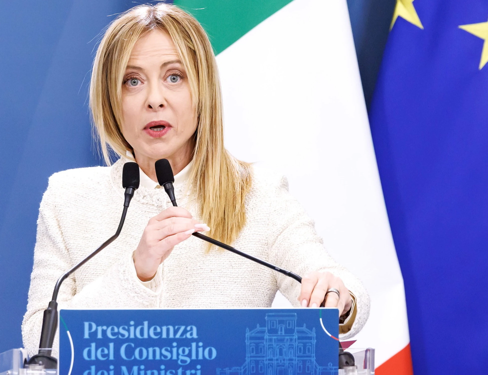 Btp, Parigi affonda nei debiti mentre l'Italia trionfa: il segnale dai mercati