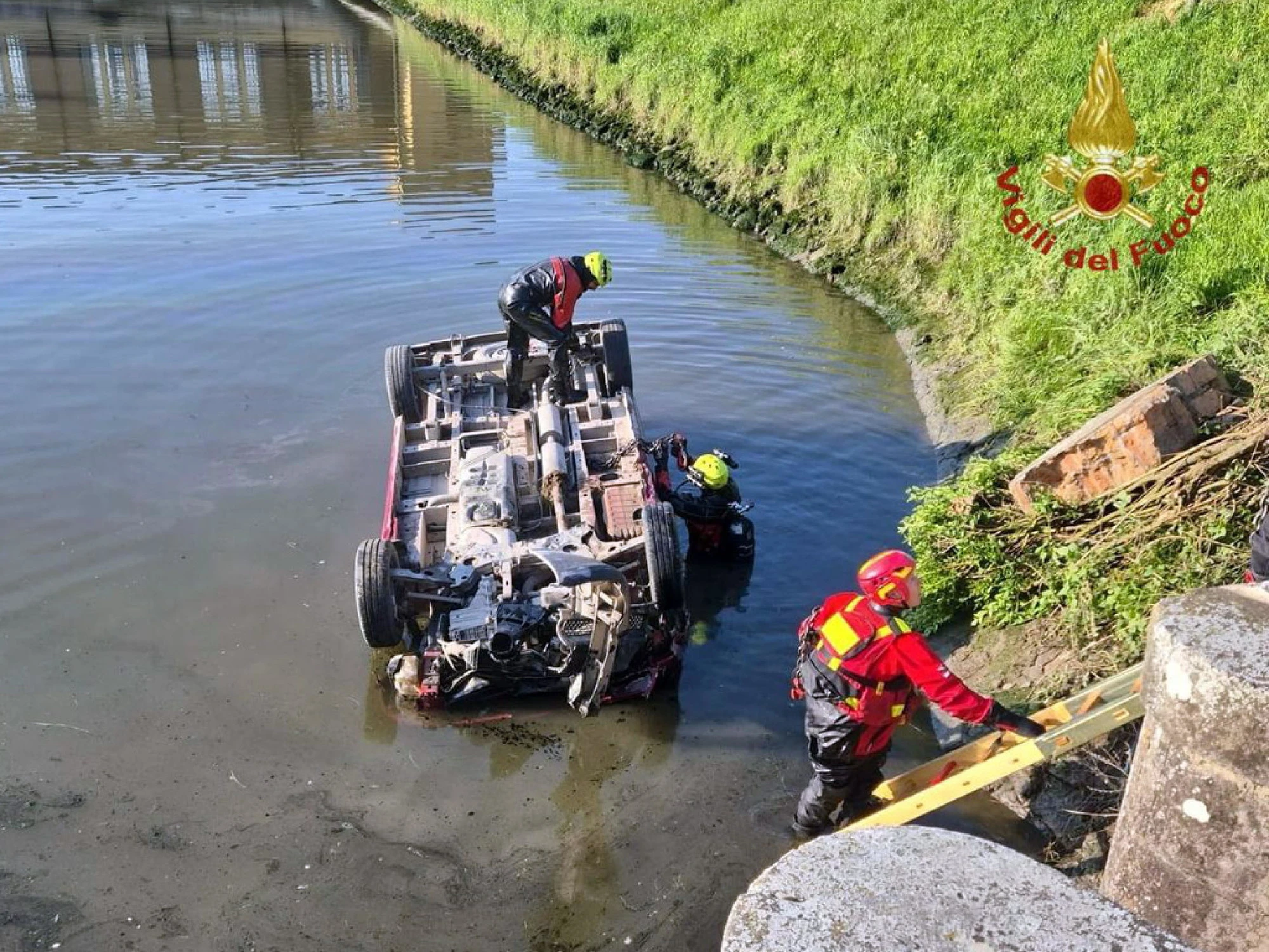 Chioggia, minivan con 9 persone a bordo cade in un canale: 3 morti
