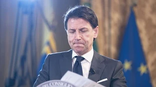 Giuseppe Conte "serenssimo" dopo l'interrogatorio sulla zona rossa: a salvarlo ci pensano Renzi e i sondaggi