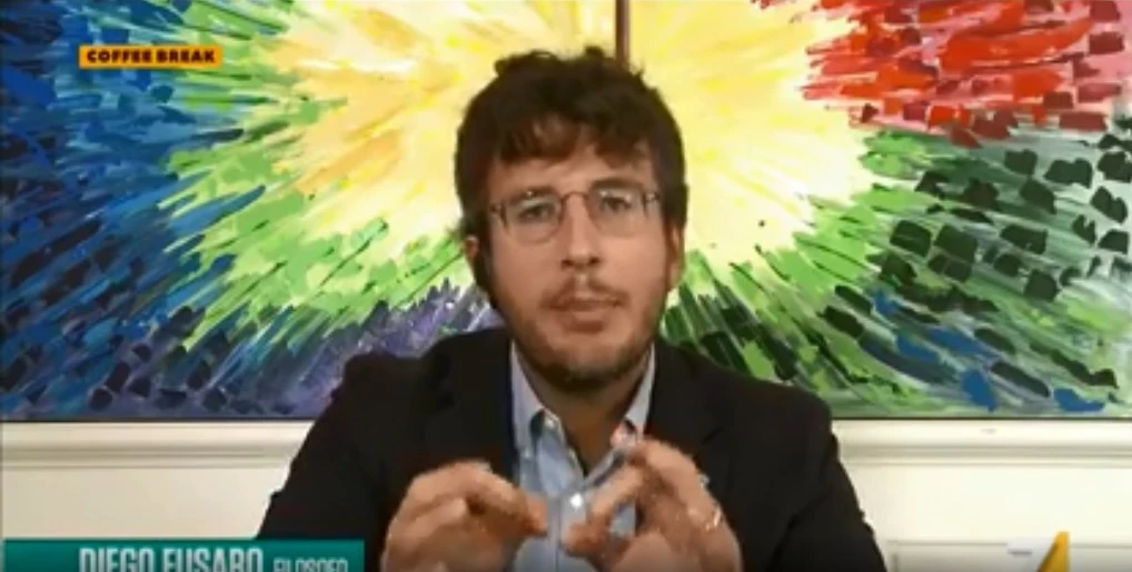 Diego Fusaro a Coffee Break: "Il governo tassa il contante per favorire banche e finanzieri"
