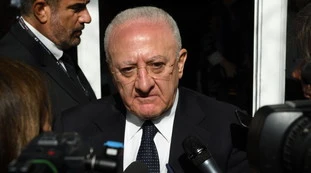 Vincenzo De Luca, la pediatra scrive a Libero: "Ho lavorato con lui. Usa la sanità soltanto per il potere"