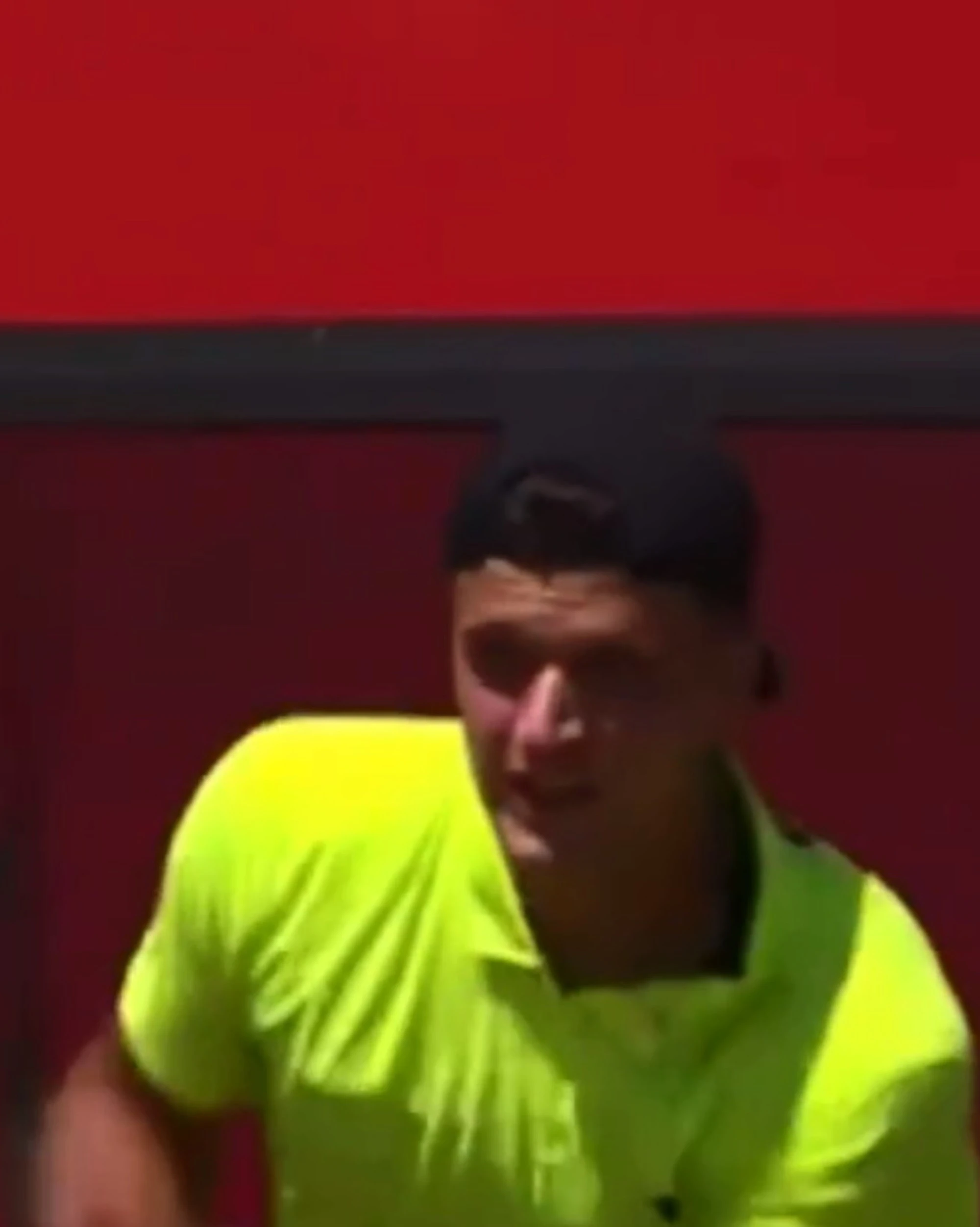 Jacub Mensik, scene mai viste: la racchetta vola in tribuna
