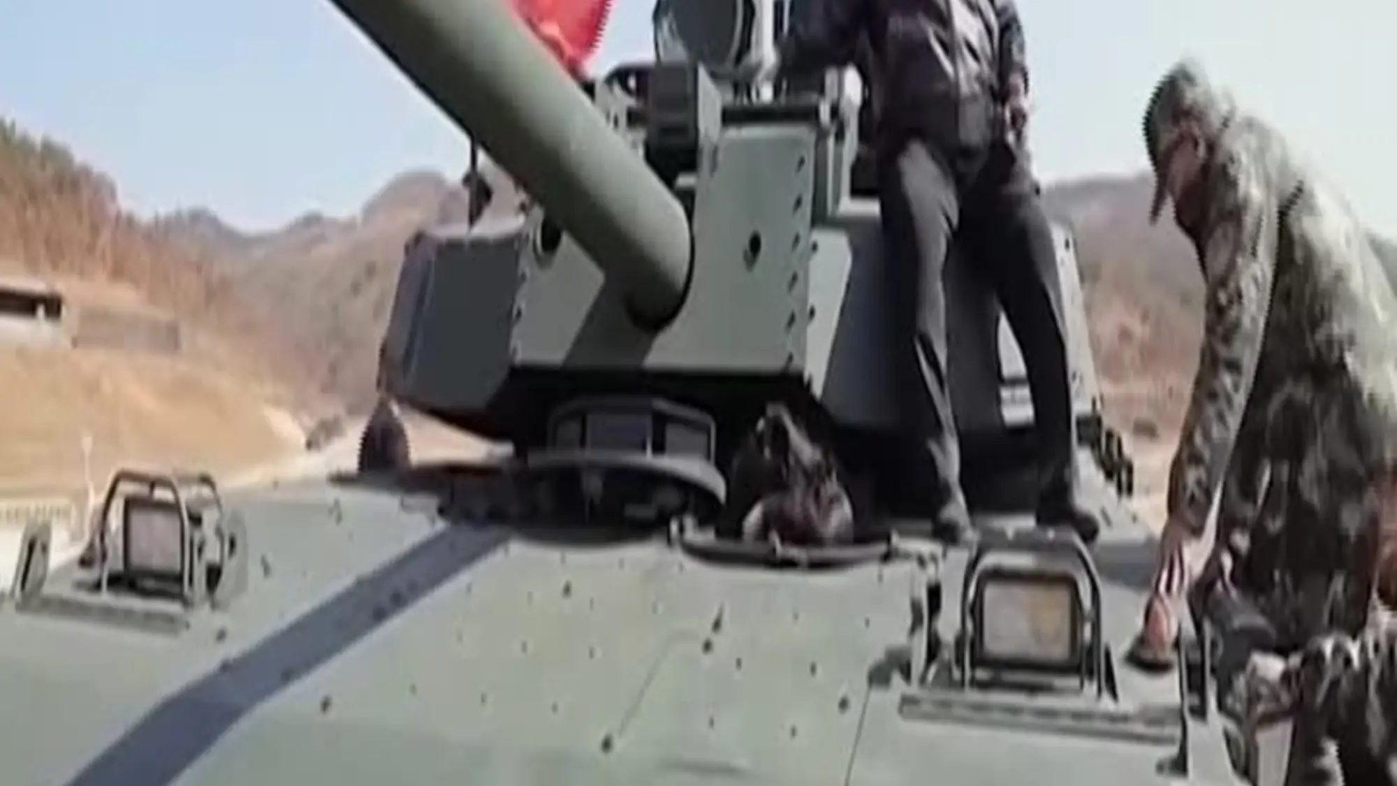 Corea del Nord, Kim sale su un carro armato 