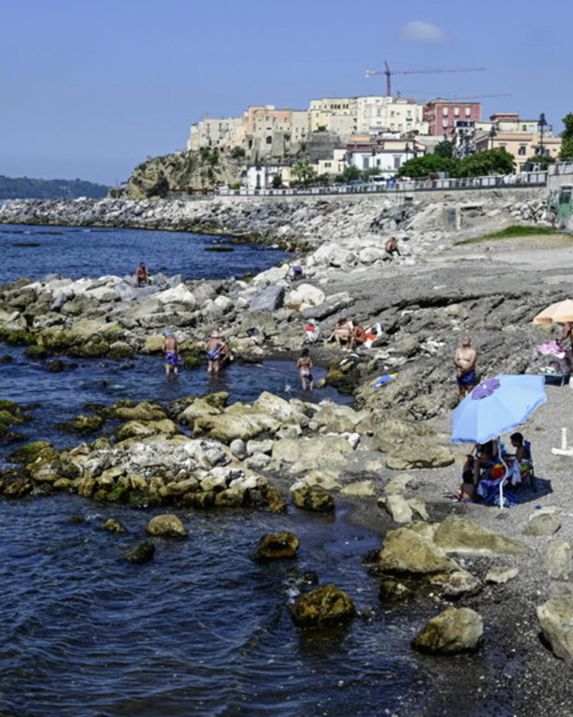 Pozzuoli, agghiacciante in spiaggia: il massacro, come riducono un uomo