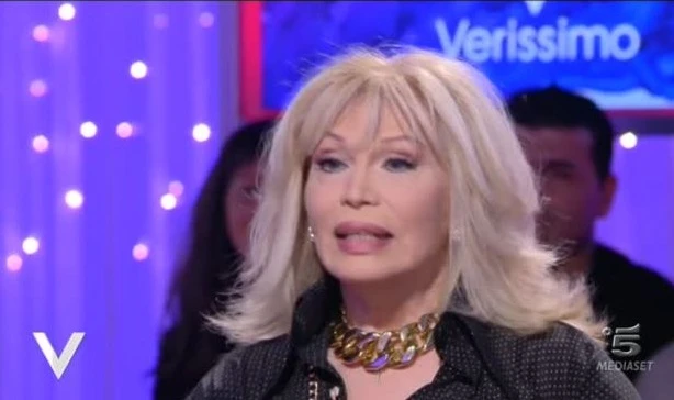 Verissimo, Amanda Lear e la clamorosa confessione sul suo sesso: "Con la mia voce..."