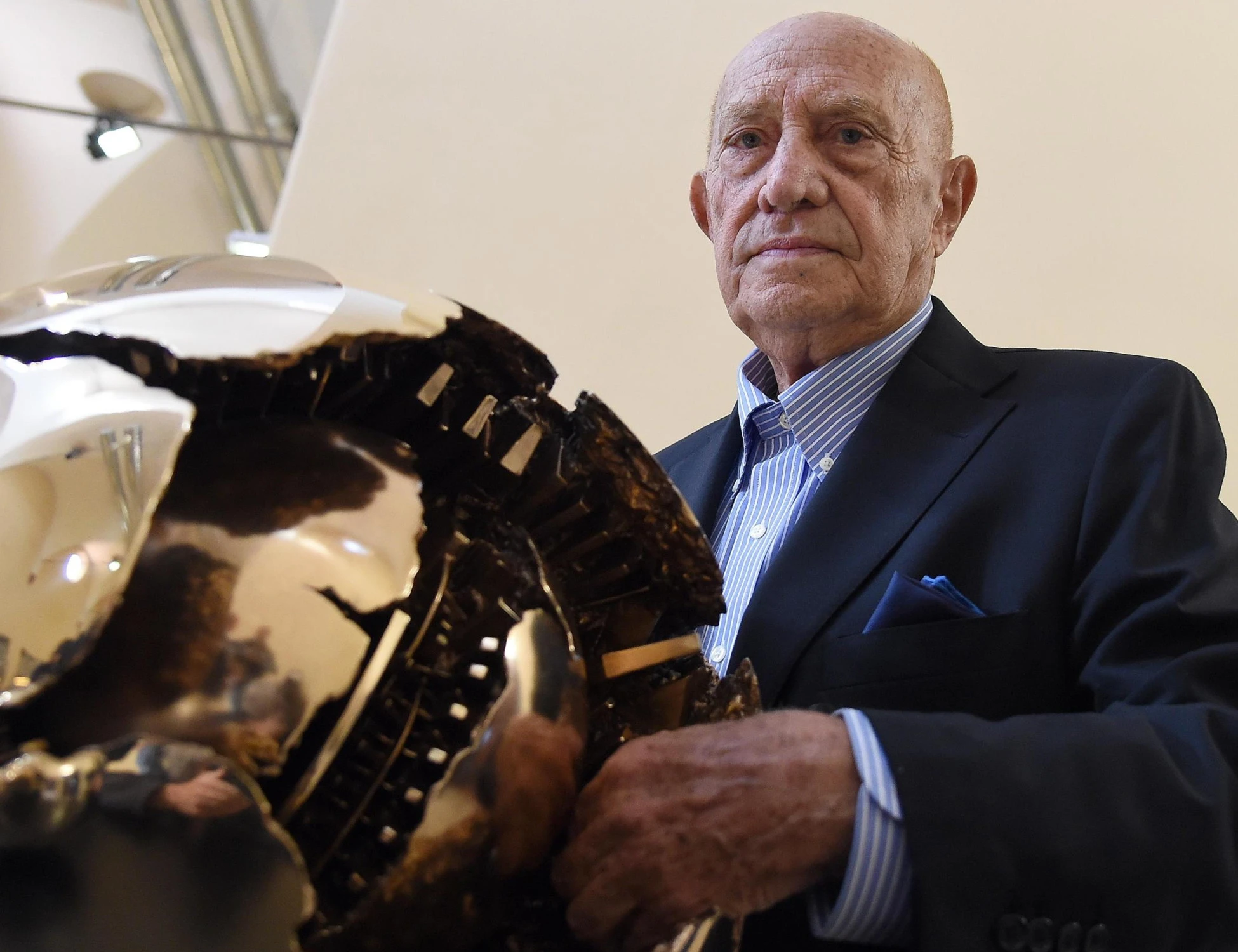 Arnaldo Pomodoro è morto: addio a un gigante dell'arte del Novecento