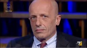 Alessandro Sallusti contro Gianluigi Paragone: "Chi ha davvero il sedere al caldo"