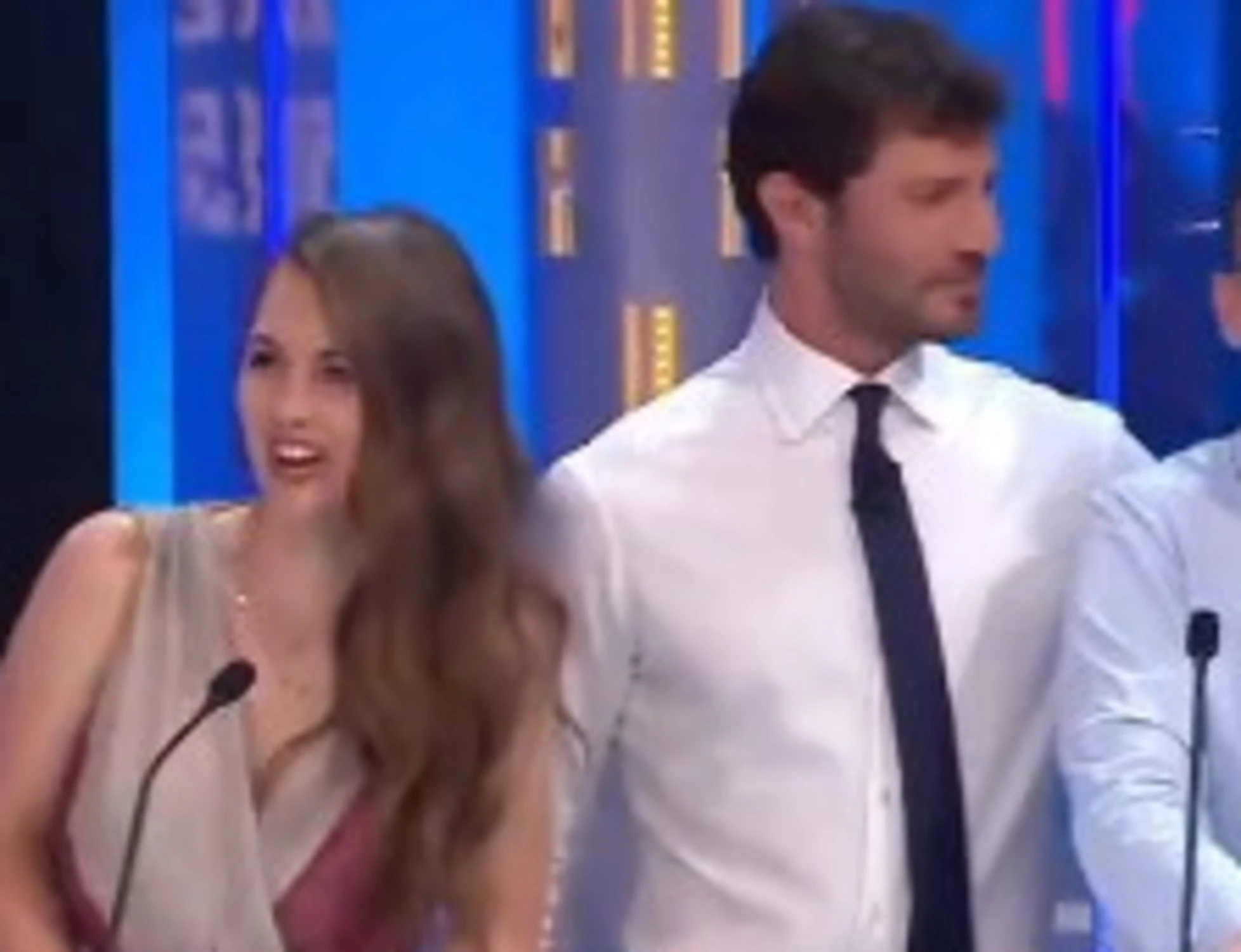 Affari Tuoi, "la ragazza a fianco...". De Martino, cosa riprendono le telecamere