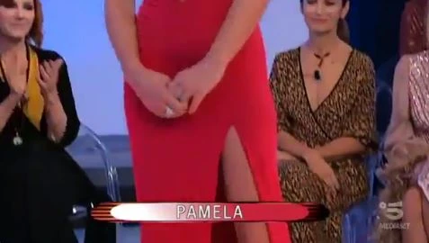 Uomini e donne, Pamela scandalosa al Trono over: sfilata sensuale, si presenta mezza nuda in studio