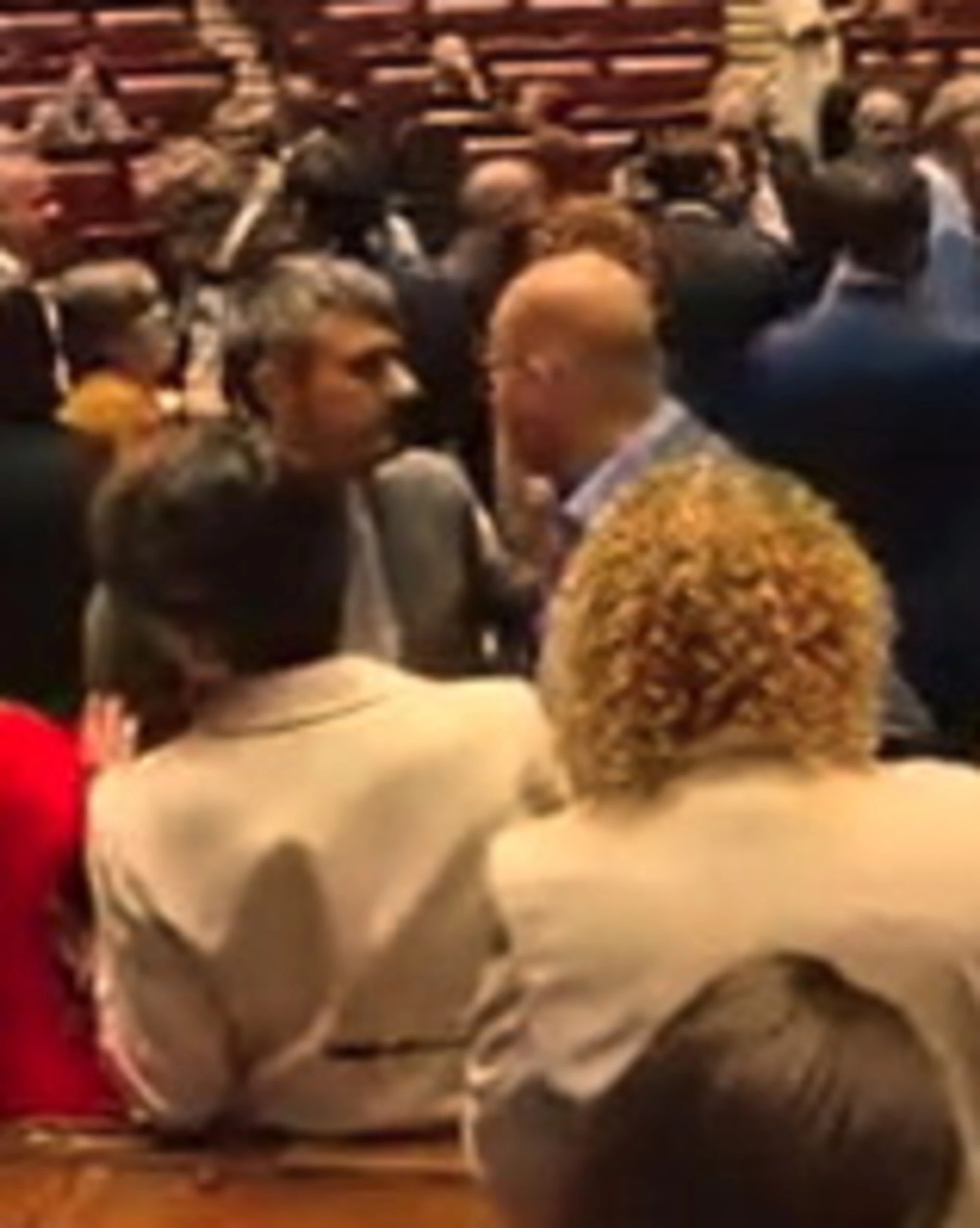 L'opposizione scambia l'Aula per un centro sociale