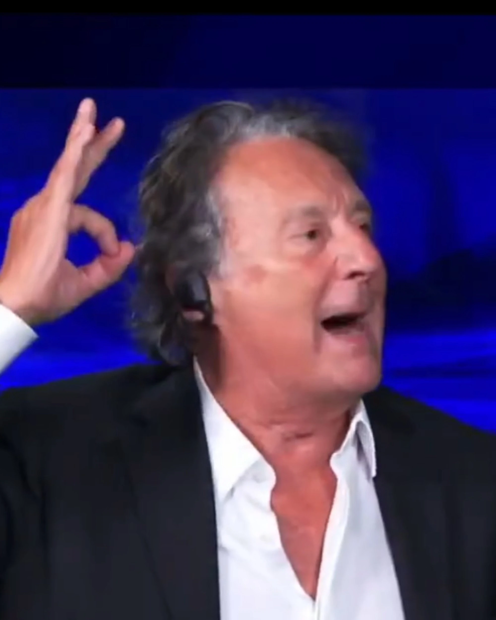 Enzo Iacchetti attacca Eyal Mizrahi in tv: "Vengo lì e ti prendo a pugni"